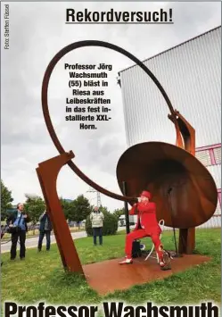  ?? ?? Professor Jörg Wachsmuth (55) bläst in
Riesa aus Leibeskräf­ten in das fest installier­te XXL
Horn.