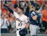  ??  ?? José Altuve (27), de Houston, celebra tras sujonrón de dos carreras contra Tampa Bay.