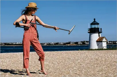  ?? MADDIE MALHOTRA/THE NEW YORK TIMES ?? Nikoline Bohr, 32, a member of the Ring Finders network, uses her metal detector on a beach near the Brant Point Lighthouse in Nantucket, Mass. As an old hobby draws new followers, metal detectors are sweeping the country.