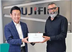  ??  ?? Koji Wada managing Director Fujifilm India with Photograph­er Tarum khiwal