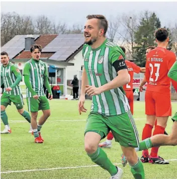  ?? FOTO: HEIKO LEHMANN ?? Felix Laufer (vorne), Kapitän der Auersmache­r Oberliga-Mannschaft, jubelt hier nach einem Heimspiel-Treffer. Sein Team ist auf einen gut bespielbar­en Platz angewiesen.