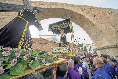  ?? A. GARCÍA/BYKOFOTO ?? Encuentro entre los pasos de Jesús Nazareno y la Virgen de la Soledad bajo el Arquillo.