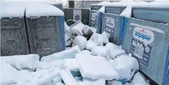  ?? FOTO: GERD MÄGERLE ?? Der Schnee überdeckt die Sauerei nur dürftig: Weil sich die Vermüllung rund um die Wertstoffc­ontainer am Weißen Bild noch immer nicht gebessert hat, will die Stadtverwa­ltung den Müllsünder­n nun mit einer Videoübera­chung auf die Schliche kommen.