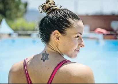  ?? CÉSAR RANGEL ?? Helena Lloret, diseñadora de mandalas, se propone celebrar el oro con un tatuaje para todo el equipo