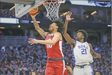  ?? Charlie Kaijo/NWA Democrat-Gazette ?? To the rim: Arkansas forward Jaylin Williams (10) shoots as Duke forward AJ Griffin (21) covers, Saturday, March 26, 2022, during the first half of the Elite Eight round of the 2022 NCAA Division I Men's Basketball Championsh­ip at Chase Center in San Francisco, Calif.