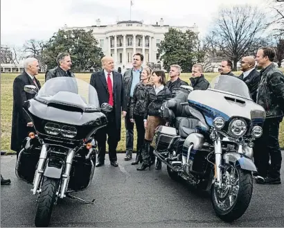  ?? DREW ANGERER / GETTY ?? Trump en su última reunión con los directivos de Harley Davidson en la Casa Blanca, en febrero del 2017
