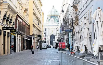  ?? [ Clemens Fabry ] ?? Lokale und die meisten Geschäfte müssen geschlosse­n halten – auch in der Fußgängerz­one in der Wiener Innenstadt.