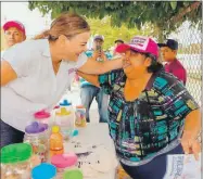  ?? ?? La candidata Cecilia Patrón saluda a vecinos del sur de la ciudad