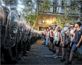  ?? EL PAÍS ?? Buenos Aires. Manifestan­tes encaran a la policía mientras se debate ley.