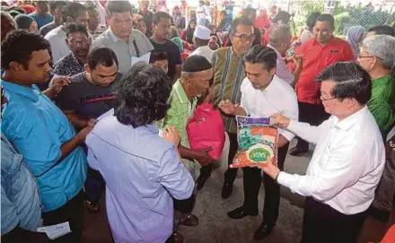  ?? BERNAMA PIC ?? Penang Chief Minister Chow Kon Yeow (right) handing out Hari Raya Aidilfitri hampers in Kepala Batas yesterday.