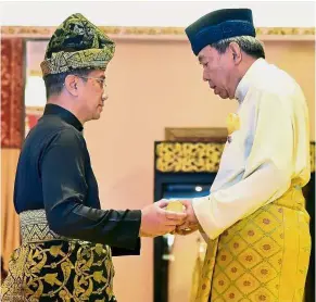  ??  ?? Royal nod: Sultan Sharafuddi­n handing over the appointmen­t letter to Azmin at Istana Alam Shah in Klang.