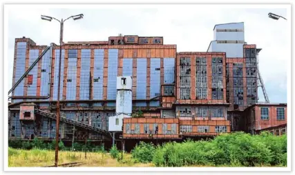  ??  ?? In een deel van de oude kolenwasse­rij komt een hotel.Foto ‘s RV