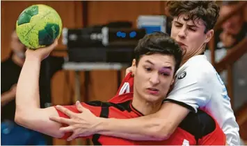  ?? Foto: Ernst Mayer ?? Hängen geblieben sind die Günzburger Jungs in Schutterwa­ld – obwohl Devin Ugur (am Ball, hier im Heimspiel gegen JANO Fil der) starke sechs Treffer markierte.