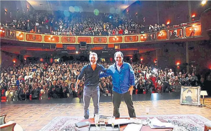  ?? (PRENSA) ?? Con el público de su lado. Adrián Suar y Julio Chávez encabezan un éxito que hace años no se ve en el teatro cordobés. Y hasta piensan en volver.