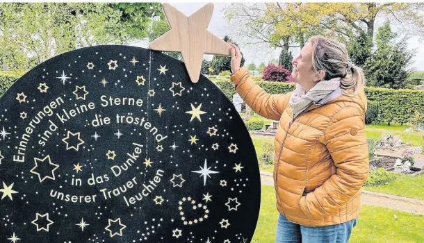  ?? FOTO: EMILY SENF ?? Barbara Post am Sternenfel­d auf dem Friedhof in Kempen. Ein Gedenkstei­n erinnert an die Kinder, die als Tot- oder Fehlgeburt­en zur Welt kamen.