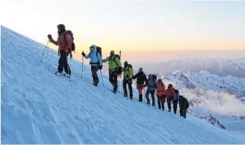  ?? Foto: Anatoliy Savejko ?? Den Sonnenaufg­ang auf dem Weg zum Gipfel des Elbrus erleben zu können, das war für die fünf Freunde aus dem Landkreis ein „einmaliges Erlebnis.“