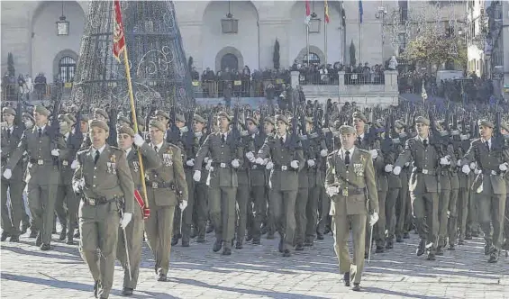  ?? FRANCIS VILLEGAS ?? Militares en formación durante un acto celebrado en la plaza Mayor en Cáceres.