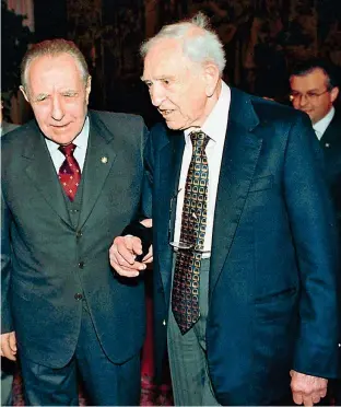 ??  ?? Il Nobel Franco Modigliani (a destra) con il presidente Carlo Azeglio Ciampi (Ansa / Enrico Oliverio )