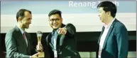  ?? DEDHIE RIHADI/JAWA POS ?? DUA KALI: Wahyudin (tengah) menerima trofi kategori Best In Sports Photograph­y di ajang WAN-IFRA Publish Asia 2017 kemarin.