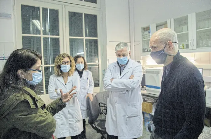  ?? Prensa GCBA ?? Horacio Rodríguez Larreta visitó el laboratori­o del Hospital Muñiz donde se procesan los reactivos de los tests para detectar coronaviru­s