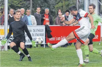  ?? FOTO: HKB ?? Wenn der VfL Mühlheim am Freitag in Zimmern nicht leer ausgehen will, muss er seine Chancen besser nutzen als hier Max Drössel bei der vergangene­n 0:4-Heimnieder­lage gegen den SV Nehren.