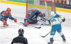  ?? ARCHIVFOTO: CHRISTIAN FLEMMING ?? Wollen am Freitagabe­nd den Selber Wölfen um Goalie Manuel Kümpel (Mitte) so richtig einheizen: die EV Lindau Islanders mit Stürmer Michal Mlynek (rechts).