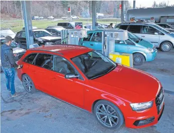  ?? FOTO: MATTHIAS BECKER ?? Eine Tankstelle im Tiroler Außerfern: Obwohl keine Ferien sind und es Montagnach­mittag ist, bilden sich an den Zapfsäulen Autoschlan­gen: Hier lässt sich derzeit Geld sparen.