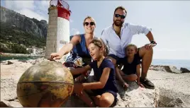  ?? (Photo archives Dylan Meiffret) ?? Thomas et Audrey Capiten, accompagné­s de leurs filles Anna,  ans, et Louise,  ans, ambitionne­nt de faire le tour du globe en catamaran durant cinq ans.