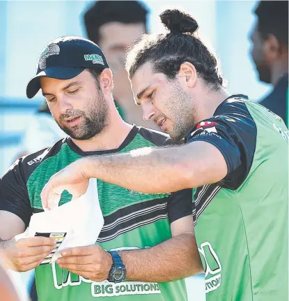  ?? Picture: ALIX SWEENEY ?? WORD UP: Blackhawks forward Brenden Santi ( right) and assistant coach Christian Quabba at training.