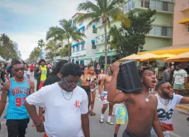  ?? (Alie Skowronski/Miami Herald via AP/SIPA) ?? Spring Breakers walk towards Miami Beach.