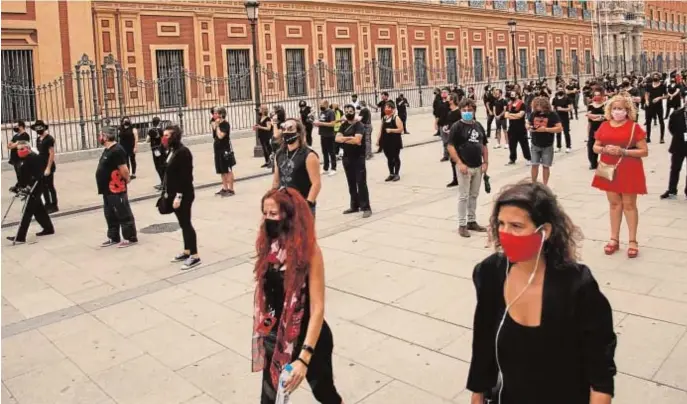  ??  ?? La manifestac­ión tuvo su punto de partida en la explanada situada frente al Palacio de San Telmo