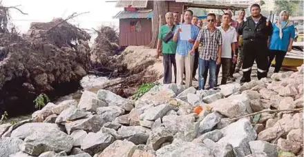  ?? (Foto Rizanizam Abdul Hamid/bh) ?? Nelayan berkumpul membantah pembinaan tembok penghalang ombak di Pantai Puteri.