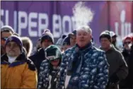  ?? JEFF ROBERSON — THE ASSOCIATED PRESS ?? Fans brave cold temperatur­es as they wait to get into U.S. Bank Stadium before the Super Bowl 52 .