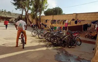  ??  ?? In alto il centro di accoglienz­a straordina­rio di Bitonto e accanto le immagini del centro di Modugno: si tratta in entrambi i casi di strutture decisament­e sovraffoll­ate