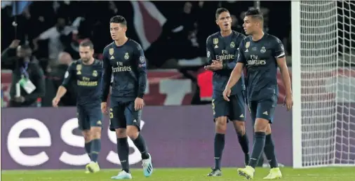  ??  ?? SUPERADOS. El Madrid mostró en París una imagen pobre: apenas dañó al PSG en ataque y sufrió con cada acometida rival en defensa.