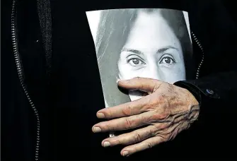  ?? [ Reuters ] ?? Der Vater von Daphne Caruana Galizia hält bei einer Demonstrat­ion ein Bild seiner ermordeten Tochter.
