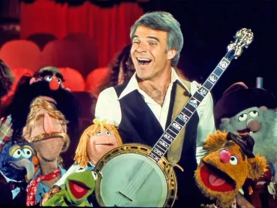  ??  ?? Steve Martin guests on ‘The Muppet Show’ in 1977. The star is now hosting a web masterclas­s to help up-and-coming comedians