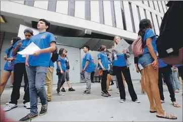  ?? Mark Boster Los Angeles Times ?? AT CAL STATE FULLERTON, students gather for Summer Bridge classes in 2014. Assemblyma­n Miguel Santiago has introduced a bill to offer free tuition at CSU campuses for community college transfer students.