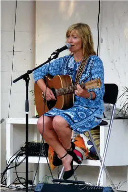  ??  ?? PÅ SCEN. Anneli Andersson vid sin ytterst sällsynta konsert med egna sånger på Café Rotundan i juli.
