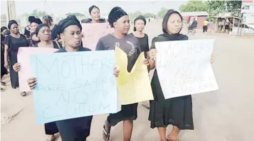  ?? ?? North Bank mothers protesting against upsurge of criminalit­y on Wednesday in Makurdi