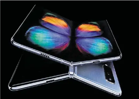  ?? AP ?? Das Galaxy Fold von Samsung wird wie ein Buch geöffnet – und kostet fast 2000 Dollar.