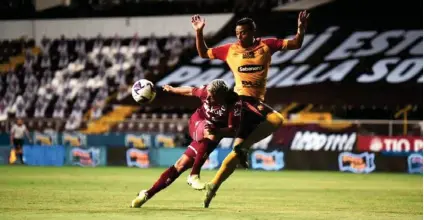  ?? SAPRISSA ?? Ronald González le echó un ojo al juego Saprissa ante Herediano.