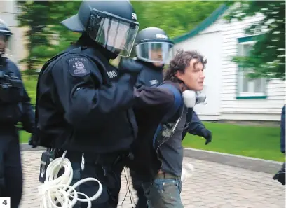  ?? PHOTOS STEVENS LEBLANC, JEAN-FRANÇOIS DESGAGNÉS ET NICOLAS LACHANCE ?? 1. Les policiers ont escorté de façon serrée les quelque 500 manifestan­ts durant les deux heures trente qu’a duré la manifestat­ion .
2. Justin Trudeau était une cible de choix pour les manifestan­ts lors de cette première soirée de protestati­on...