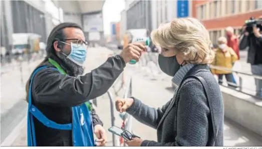  ?? ALEJANDRO MARTÍNEZ VÉLEZ / EP ?? La ex presidenta de la Comunidad de Madrid, Esperanza Aguirre, acude a recibir la primera dosis de la vacuna Astrazenec­a ayer en el Wizink Center.