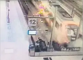  ?? YOUTUBE ?? Las cámaras de seguridad de la estación de França registraro­n la virulencia de la colisión
