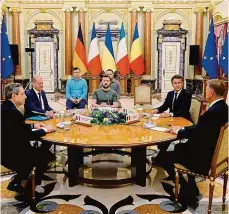  ?? Foto: ČTK ?? O Ukrajině a Evropě Zleva u stolu: premiér Draghi, kancléř Scholz, prezident Zelenskyj, prezident Macron a prezident Iohannis.