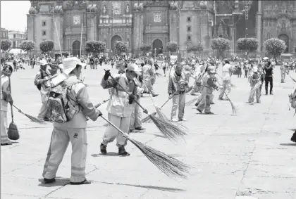 ??  ?? Decenas de trabajador­es del Servicio de Limpia de la Ciudad de México se encargaron de barrer la Plaza de la Constituci­ón al término de las movilizaci­ones por el Día Internacio­nal del Trabajo ■ Foto Carlos Ramos Mamahua