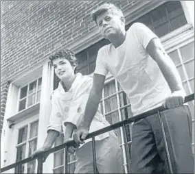  ?? ORLANDO SUERO / AP / SMITHSONIA­N ?? Jackie y John Kennedy en su apartament­o de Georgetown en 1954