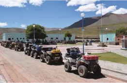  ??  ?? Arriba: plaza de Coranzulí, donde aprovecham­os para almorzar. Der.: camino entre montañas, si así se puede denominar, ya que en varios puntos apenas pasa la trocha de los ATVs.