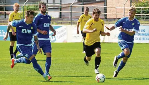  ??  ?? Weimars Neuzugang Marc Andris (Zweiter von rechts) konnte gegen starke Rudolstädt­er (in Blau) kaum Akzente in der Offensive setzen. Mit : verloren die Weimarer das Testspiel auf dem Lindenberg gegen den Oberligist­en. Foto: Hannsjörg Schumann